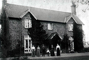 Holcotmoors Farmhouse and the Denton family about 1900 [Z50/64/8]